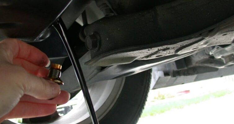 nhot-dong-co-o-to-bi-ban