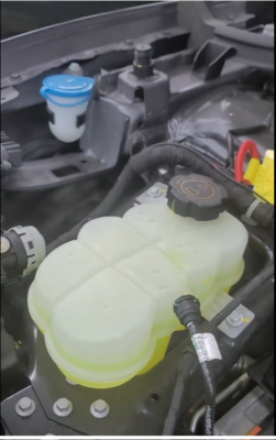 Bình nước phụ xe ô tô