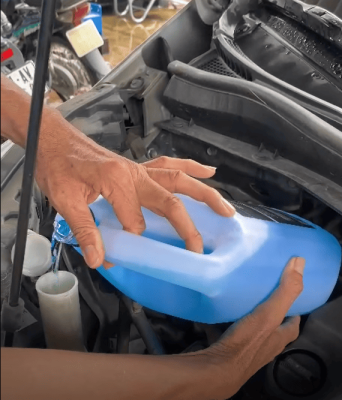 Cách châm nước rửa kính ô tô